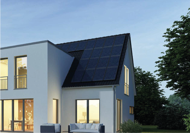 Vue extérieure d’une maison moderne avec terrasse, équipée de panneaux solaires photovoltaïques