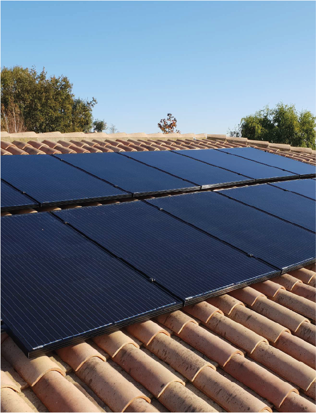 Panneaux solaires installés sur une toiture en tuiles par un professionnel équipé