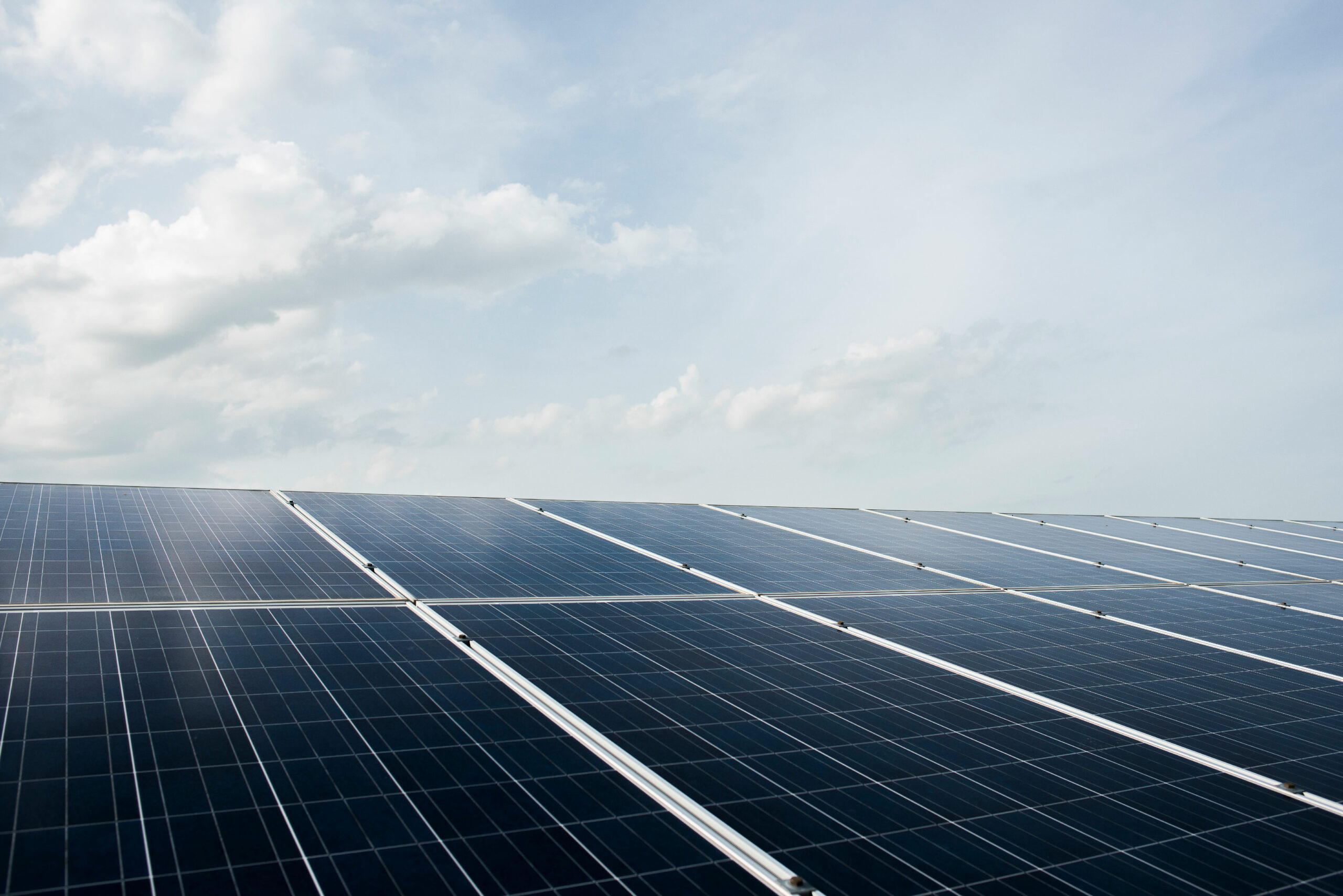 Panneaux solaires photovoltaïques haute performance en gros plan sous un ciel nuageux